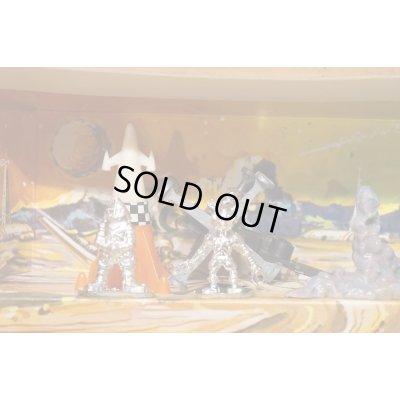 画像11: EXPLORING ON THE MOON