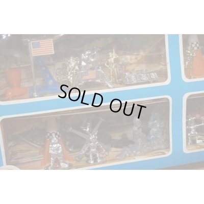 画像6: EXPLORING ON THE MOON