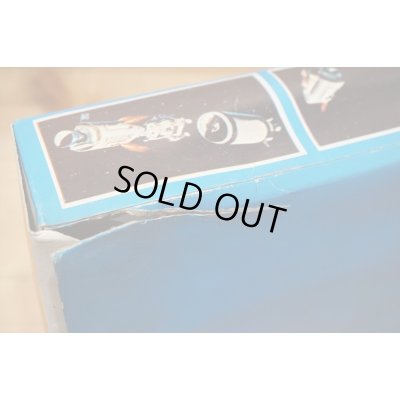 画像14: EXPLORING ON THE MOON