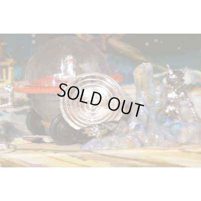 画像13: EXPLORING ON THE MOON