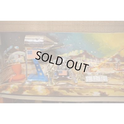 画像9: EXPLORING ON THE MOON