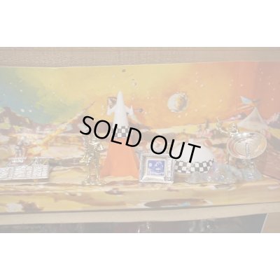 画像10: EXPLORING ON THE MOON