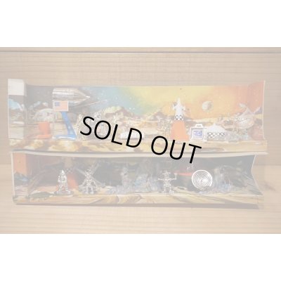 画像8: EXPLORING ON THE MOON