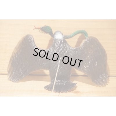 画像5: ゴム製 ヘビを食べる鷲