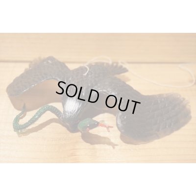 画像3: ゴム製 ヘビを食べる鷲