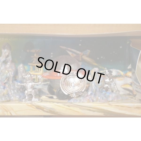 画像12: EXPLORING ON THE MOON (12)