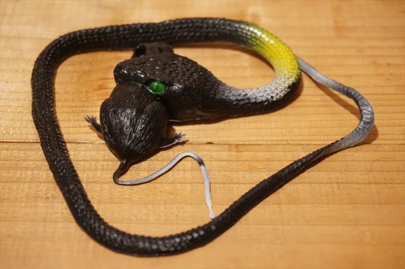 画像: ゴム製 ネズミを食べるヘビ