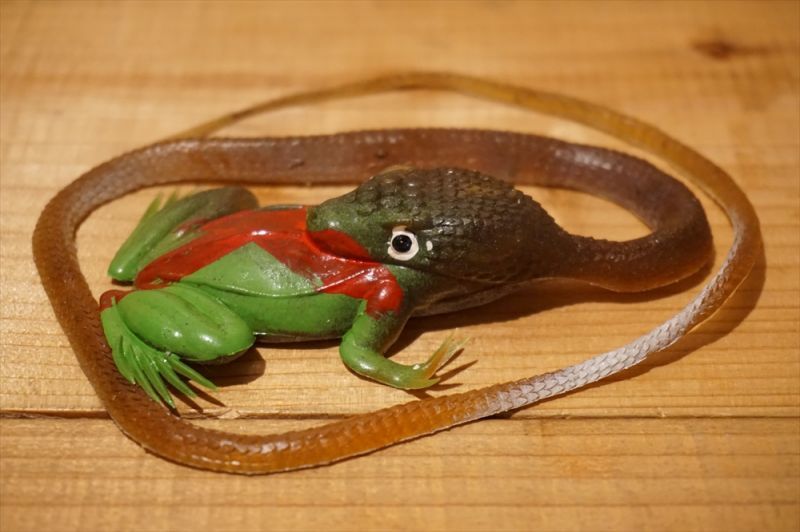 画像: ゴム製 カエルを食べるヘビ 【C】