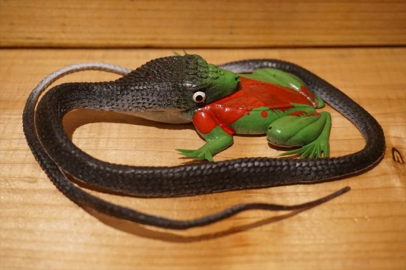 画像: ゴム製 カエルを食べるヘビ 【B】