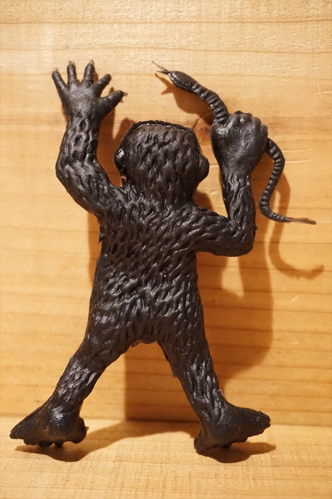 画像: ゴム製 ヘビを掴むキングコング