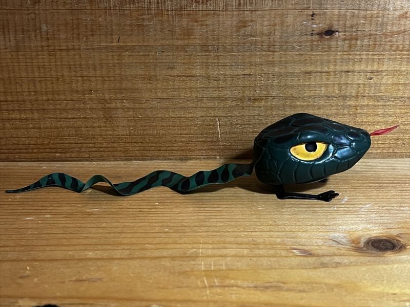 画像: flying-at-snake
